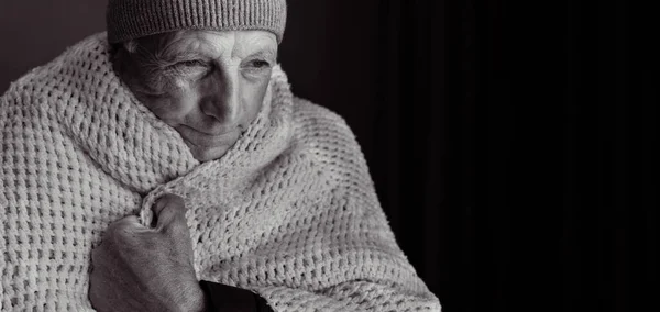 Yaşlı Adamın Soğuk Evinde Ekoseyle Sarmalanmış Soğuktan Titreyen Isınmaya Çalışan — Stok fotoğraf
