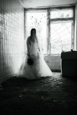 Gelin hayalet hikayesi. Terk edilmiş bir evde cadılar bayramı gecesi. Boşluğu kopyala