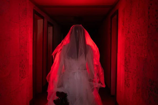 一个尸体新娘站在灯火通明的闹鬼房子里的恐怖场景 万圣节可怕的庆祝概念 — 图库照片