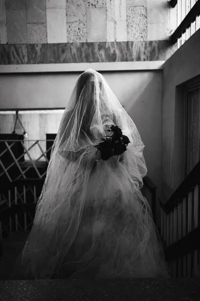 Τρομακτική Σκηνή Μιας Τρομακτικής Γυναίκας Λευκό Φόρεμα Ένα Εγκαταλελειμμένο Κτίριο — Φωτογραφία Αρχείου