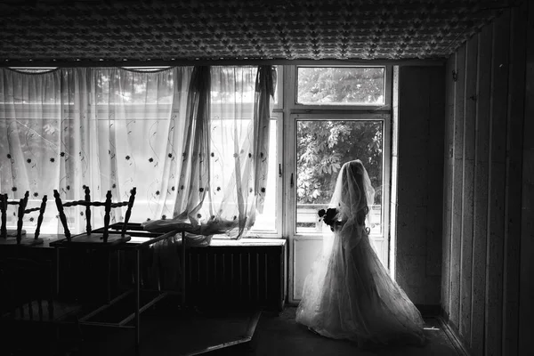 Φάντασμα Της Νύφης Στο Στοιχειωμένο Σπίτι Μυστηριώδης Γυναίκα Λευκό Φόρεμα — Φωτογραφία Αρχείου