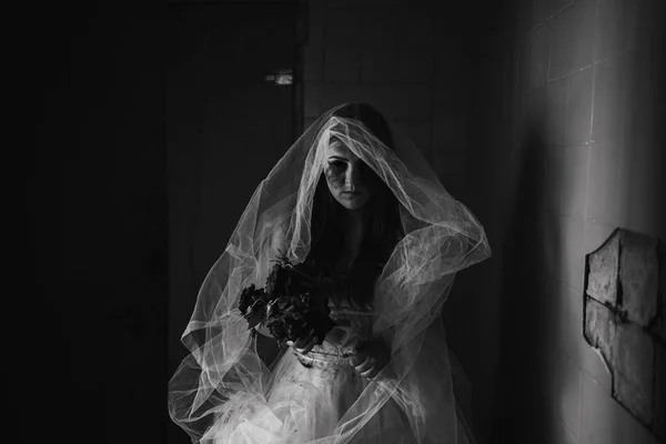 Fantasma Casa Assombrada Mulher Misteriosa Noiva Vestido Branco Prédio Abandonado — Fotografia de Stock