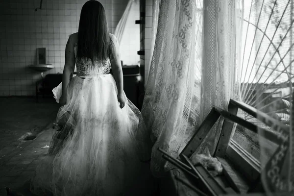 恐怖的场景一个可怕的女人新娘鬼魂在一座废弃的破楼里 复制空间 黑白照片 — 图库照片