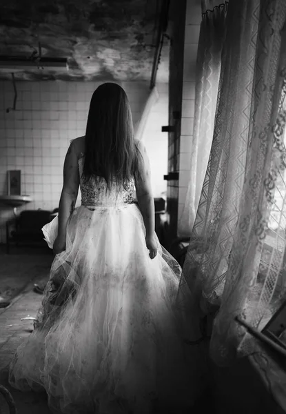 万圣节的概念 幽灵新娘在黑暗中恐怖 可怕的场景 复制空间 — 图库照片
