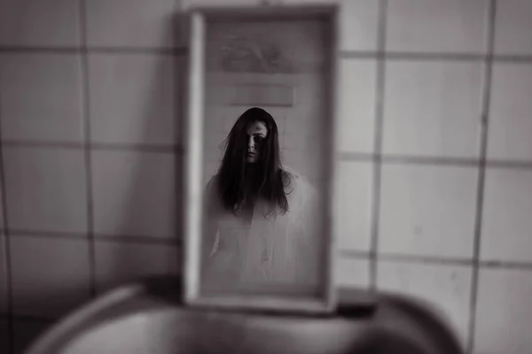 鏡の中に不気味な顔をしたホラー映画のシーンは 白いドレスの反射を探して死んだ花嫁 ハロウィンシーンのコンセプト — ストック写真