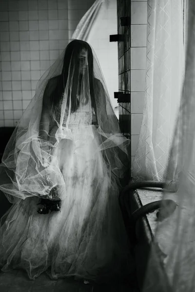 可怕的场景与鬼魂 僵尸新娘与花束在一个废弃的房子 复制空间 — 图库照片