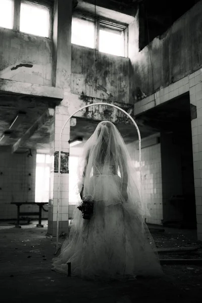 万圣节的恐怖场景 穿着白色衣服的鬼魂新娘在一座破烂不堪的大楼里 黑白照片 复制空间 — 图库照片