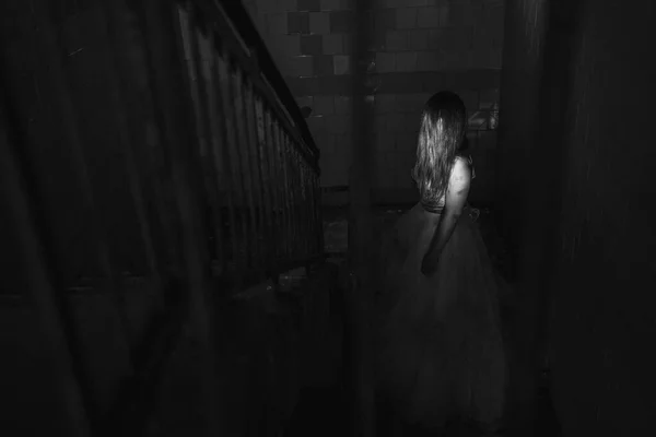 怖い幽霊ハロウィンのテーマ お化け屋敷で長い髪の白いドレスのホラー女性 ハロウィン怖いコンセプト 白黒写真 — ストック写真