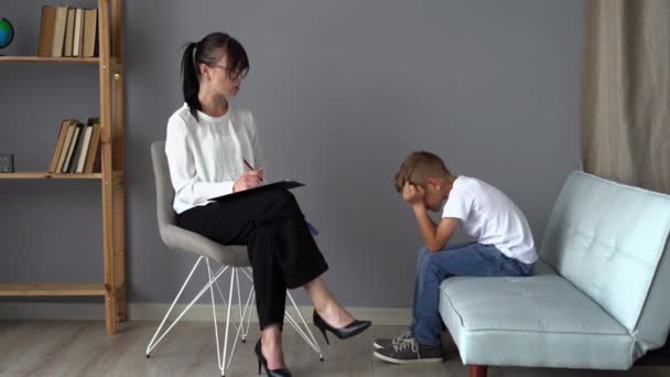Miúdo Com Problemas Mentais Psicoterapeuta Clínica Menino Escola Chorando Visita — Vídeo de Stock