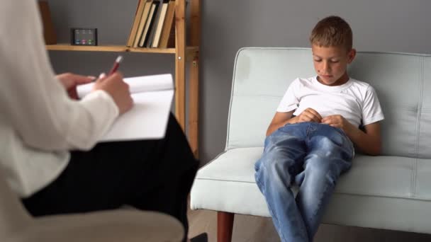 女儿童心理学家与一名青少年一起从事心理治疗工作 儿童精神健康概念 — 图库视频影像
