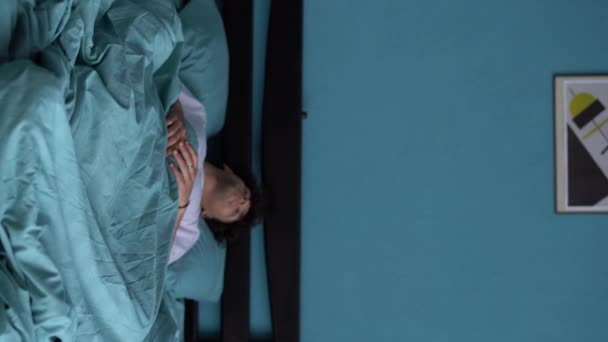 Fatigué Jeune Homme Réveillant Dans Son Lit Somnolent Fatigue Matinale — Video