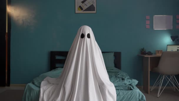 Duch Nowym Domu Dymem Siedzącym Łóżku Patrzącym Kamerę Straszne Halloween — Wideo stockowe