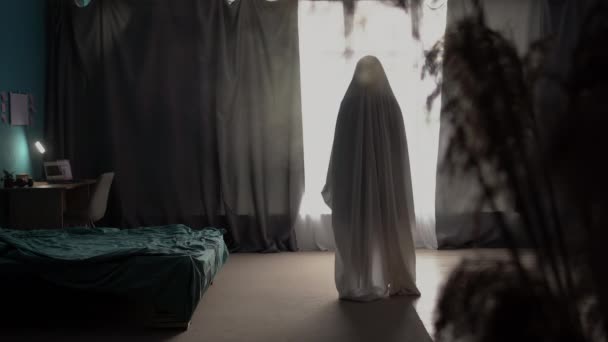 Figurine Fantôme Effrayant Dans Une Fenêtre Mystérieuse Intérieur Chambre Nuit — Video