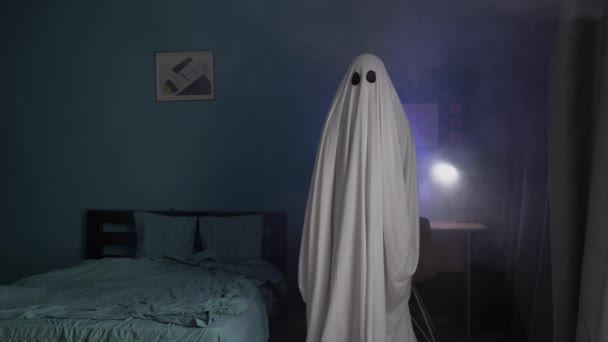 Примарна Фігура Кімнаті Біля Ліжка Сцена Хелловін Чоловік Вкритий Білим — стокове відео
