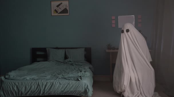 Fantasma Lençol Senta Quarto Perto Cama Férias Mortos Conceito Halloween — Vídeo de Stock