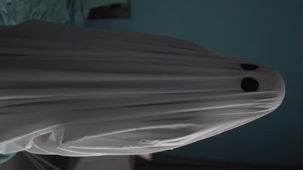 Fantôme Dans Drap Blanc Promène Dans Appartement Concept Halloween Effrayant — Video