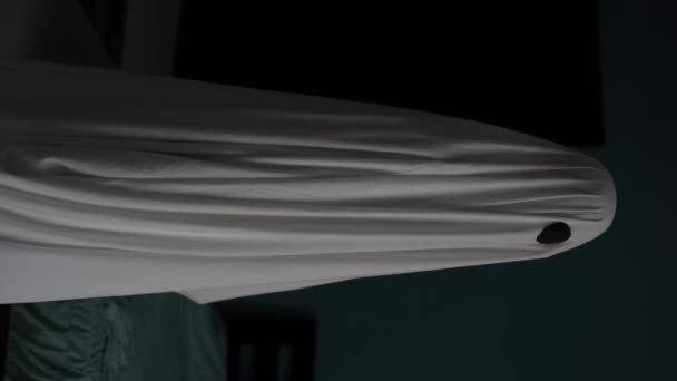 Fantasma Cubierto Con Una Sábana Blanca Fantasma Habitación Concepto Halloween — Vídeo de stock