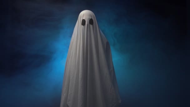 Beyaz Çarşaflı Hayalet Arka Planda Kameraya Bakıyor Cadılar Bayramı Konsepti — Stok video