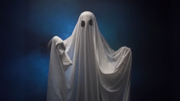 Fantasma Lámina Bailando Humo Azul Sobre Fondo Negro Halloween Concepto — Vídeos de Stock