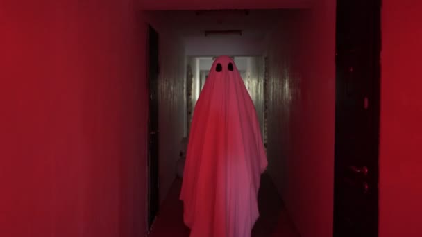 Fantasma Lenzuolo Cammina Lungo Corridoio Vecchio Edificio Abbandonato Luce Rossa — Video Stock