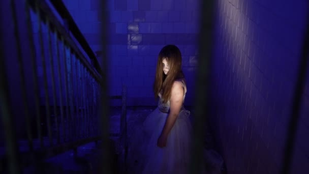 Zombie Femmina Vestita Con Abito Sposa Camminare Sulle Scale Vecchia — Video Stock