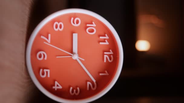 Timelapse Cor Laranja Relógio Analógico Clássico Movendo Rápido Fundo Noite — Vídeo de Stock