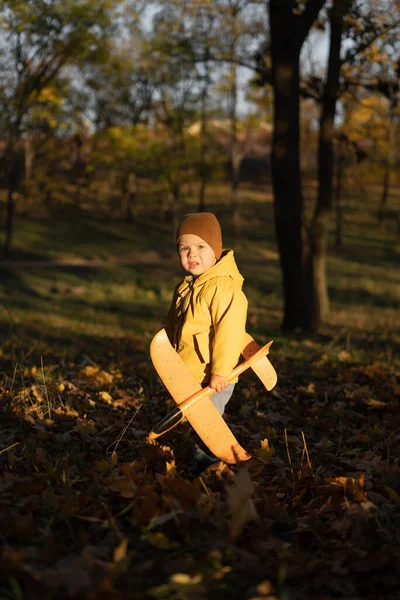 Niño Jugando Con Avión Parque Otoño Concepto Libertad Infancia Feliz — Foto de Stock