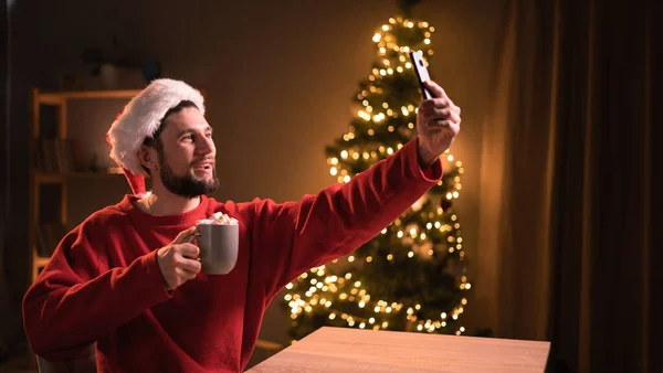 Cep Telefonu Uygulamalarını Kullanarak Bir Fincan Kakao Içen Mutlu Genç — Stok fotoğraf