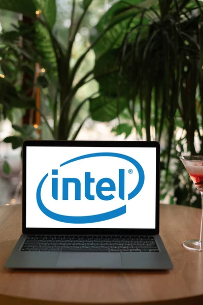 Odessa Ukrajina Června 2023 Laptop Počítač Kavárně Logem Intel Intel — Stock fotografie
