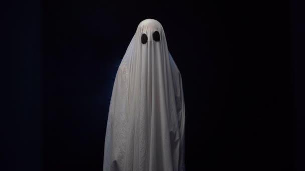 Fantasma Lenzuolo Bianco Piedi Sfondo Nero Con Fumo Blu Halloween — Video Stock