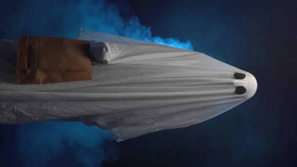 Comprando Concepto Halloween Fantasma Una Sábana Blanca Sosteniendo Una Bolsa — Vídeo de stock