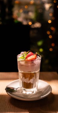 Koyu arka planda bulanık ışıklarla çilekli tiramisu tatlısı. Pankart. Boşluğu kopyala