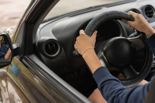 Close Das Mãos Uma Mulher Segurando Volante Enquanto Dirige Com — Fotografia de Stock