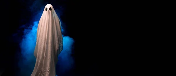 Fantasma Aterrador Cubierto Sábanas Sobre Fondo Oscuro Humo Cartel Halloween — Foto de Stock