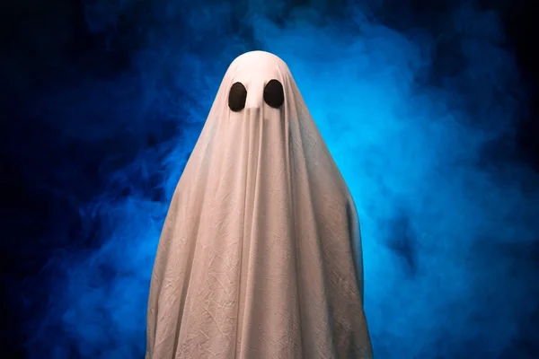 Fantasma Blanco Sobre Fondo Negro Niebla Concepto Halloween Copiar Espacio — Foto de Stock