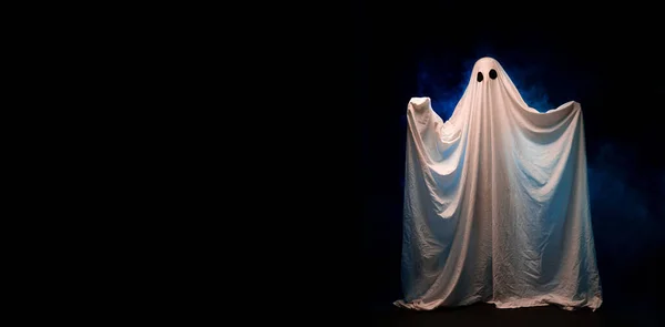 Fantasma Blanco Espeluznante Cubierto Por Una Sábana Con Ojos Negros —  Fotos de Stock