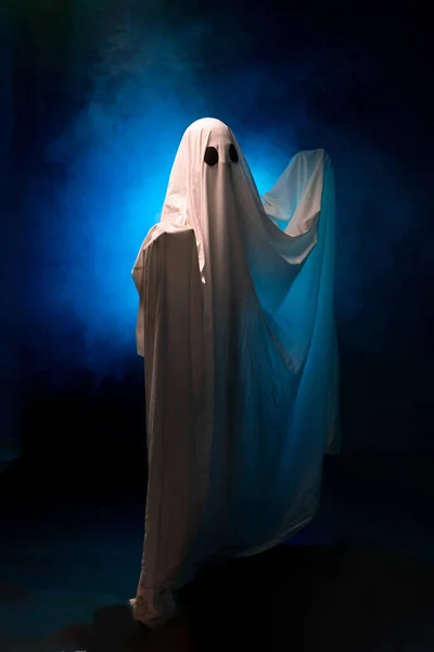 Fantasma Una Sábana Sobre Fondo Negro Humo Concepto Halloween Espacio —  Fotos de Stock