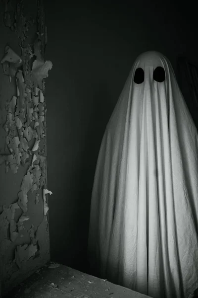 Retrato Fantasma Coberto Com Lençol Fantasma Branco Perto Parede Casa — Fotografia de Stock