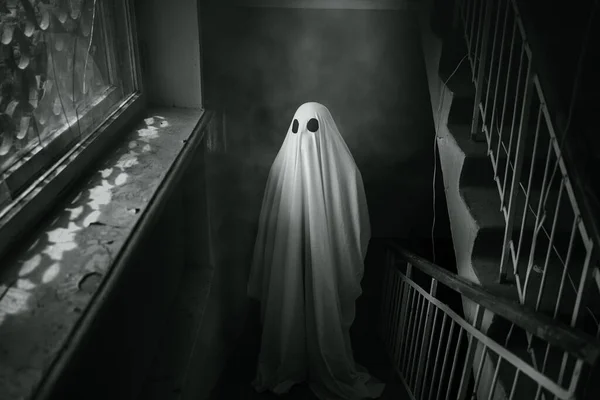 Fantasma Cubierto Con Una Sábana Blanca Camina Través Edificio Abandonado — Foto de Stock