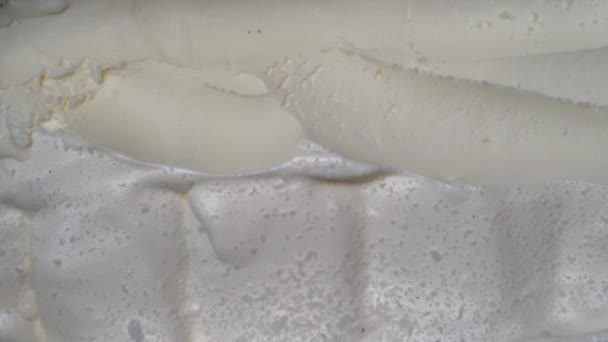 Ложка Мороженого Берет Немного Ванильного Мороженого Плоский Лежал Делаю Шар — стоковое видео