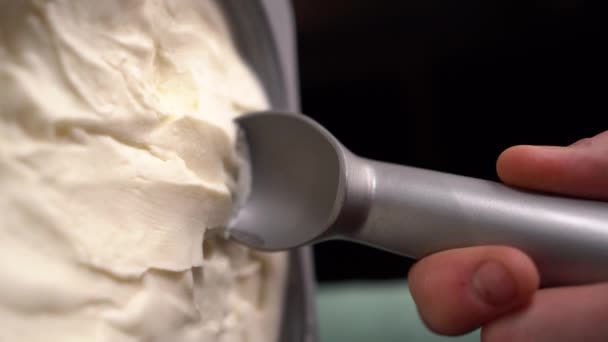 Soft Ice Vanilla Schept Met Een Lepel Uit Container Verticale — Stockvideo