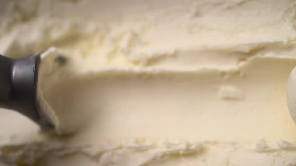 Ложка Мороженым Достает Немного Контейнера Делаю Шар Мороженого Вид Сверху — стоковое видео