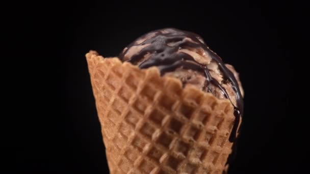 Scoop Helado Chocolate Verter Glaseado Chocolate Cuenco Cono Gofre Aislado — Vídeos de Stock