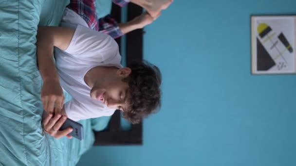Koncept Spánku Mladý Muž Pyžamu Ležící Posteli Rozmlouvající Videohovory Mobilním — Stock video