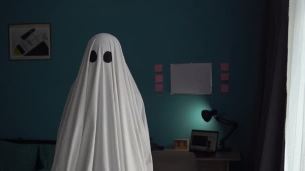 Geist Bedeckt Mit Einem Weißen Bettlaken Zimmer Halloween Konzept Kopierraum — Stockvideo