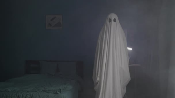 在雾中的一间黑暗的房间里有可怕的鬼魂 一个披着被子的恶灵万圣节的概念 复制空间 — 图库视频影像