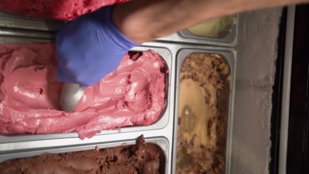 Großaufnahme Einer Vitrine Mit Verschiedenen Geschmacksrichtungen Von Italienischem Eis Der — Stockvideo
