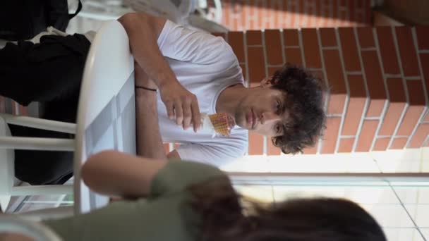 Jovem Casal Árabe Comer Cones Sorvete Como Eles Sentam Restaurante — Vídeo de Stock