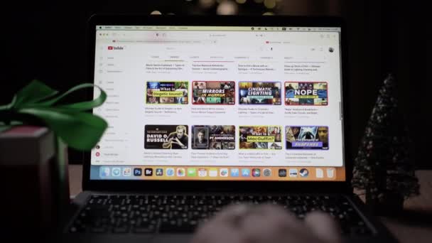 Odessa Ukrajna Május 2023 Ember Használja Laptopot Hogy Csatlakozzon Youtube — Stock videók