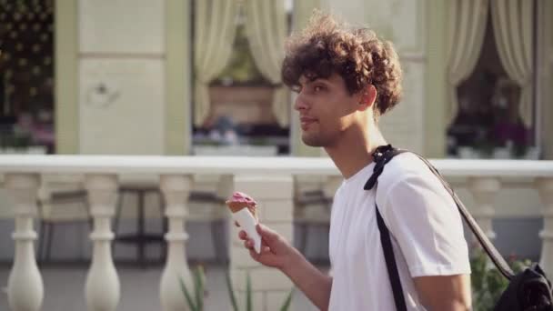 Арабский Мужчина Ест Мороженое Конусе Время Прогулки Улицам Рима Концепция — стоковое видео